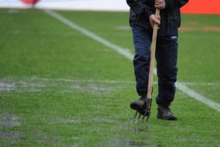 http://hercegovina.info/img/repository/2013/02/web_image/poplava-odgodila-derbi-hajduk-i-dinamo-vjerojatno-igraju-tek-u-srijedu.jpg