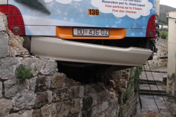 Dubrovnik, autobus, probio zid