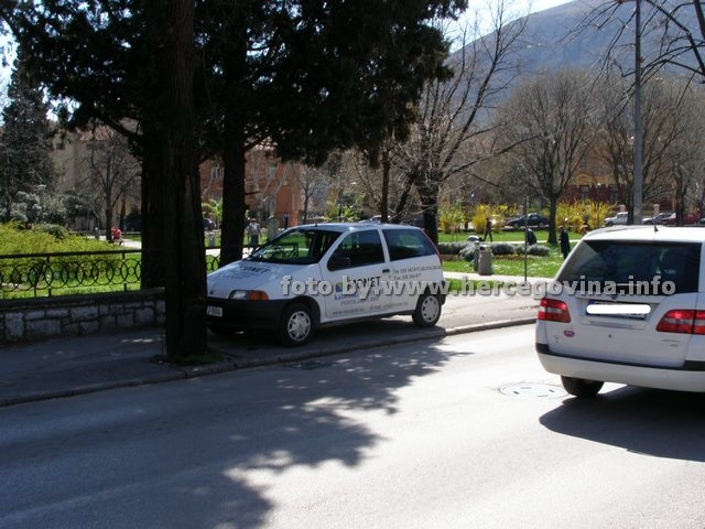 Auto jedne mostarske firme parkirano na prostoru za pješake ispred parka Zrinjevac samo dvadesetak metara od parkirališta.