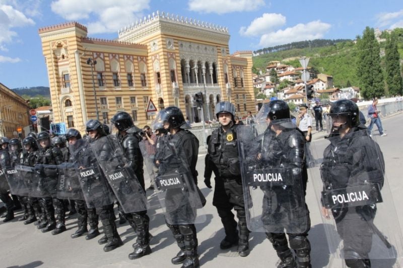 Pogledajte tučnjavu specijalaca i prosvjednika u Sarajevu 