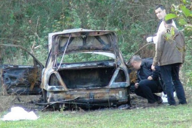 Stravično: Vehabija zapaljen u mercedesu? 