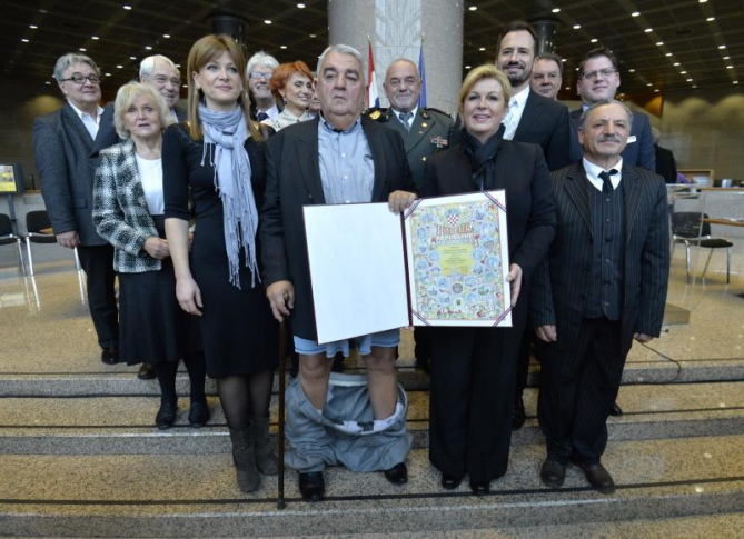  Pogledajte najneugodniju situaciju milenija: Ostao bez hlača na snimanju sa predsjednicom 