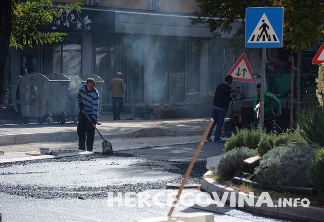 Mostar: Kružni tok na raskrižju ulica Stjepana Radića i kralja Tvrtka dobio asfalt