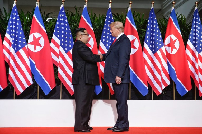 Pogledajte povijesni trenutak, rukovali se Kim Jong-un i Donald Trump