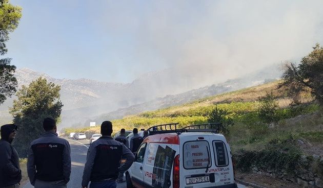 Razbuktao se požar na Pelješcu: Vatra je došla do naselja i dva kampa, evakuirano 40 ljudi!