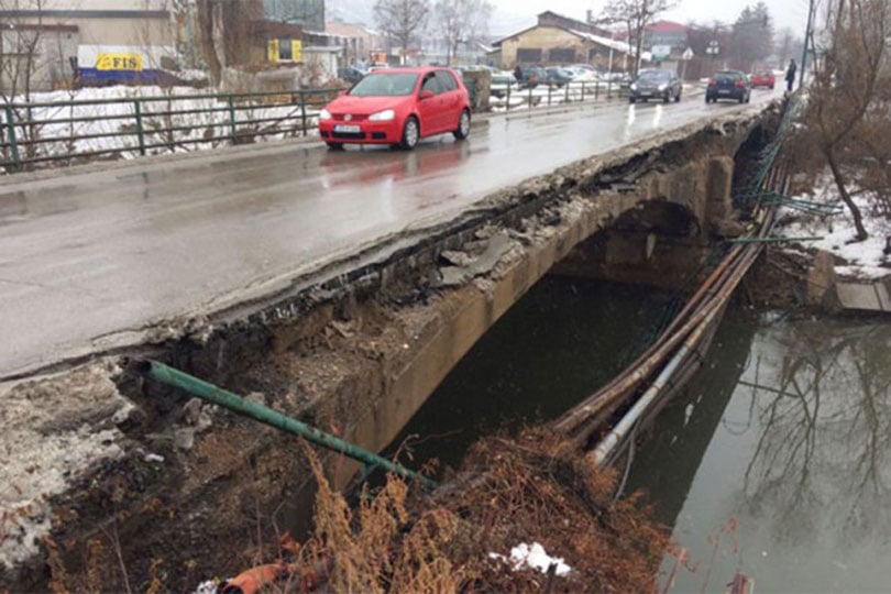 U Sarajevu se urušio dio mosta, ugrožen promet