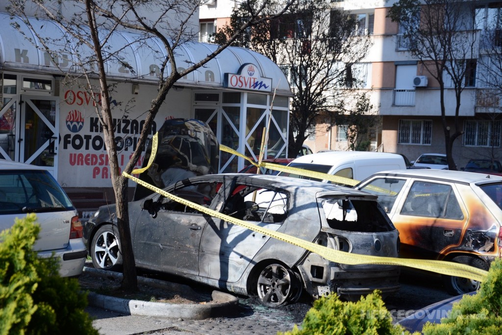 Mostar: Na vrhu Avenije izgorio Golf