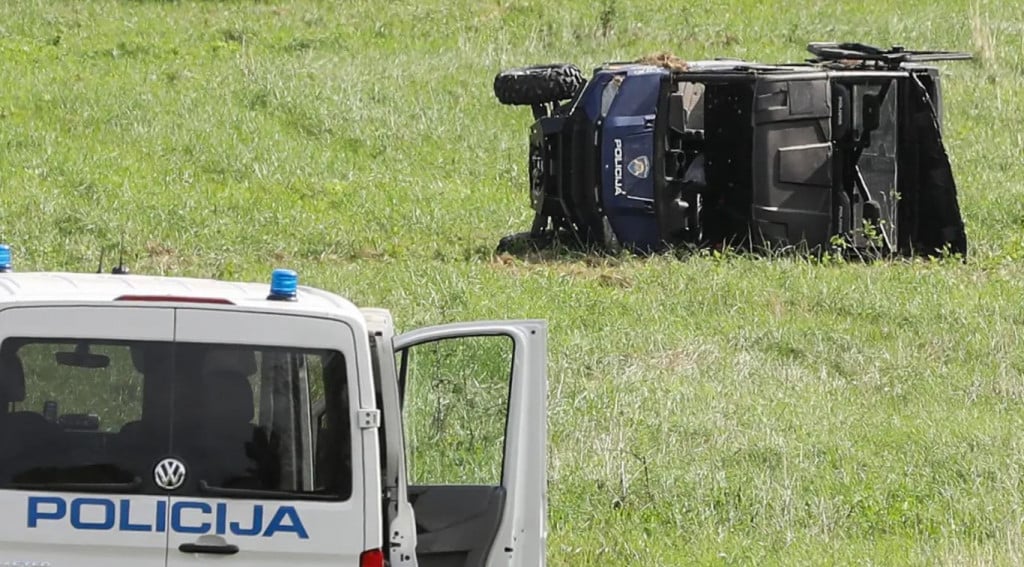 U prevrtanju specijalnog vozila poginuo jedan policajac, a trojica ozlijeđena