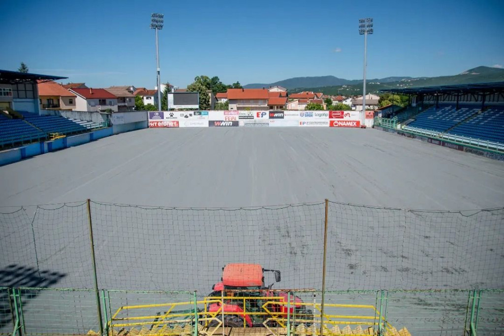 Stadion Pecara radovi na travnjaku