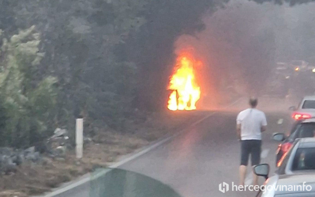 Auto izgorio na cesti Čitluk - Mostar