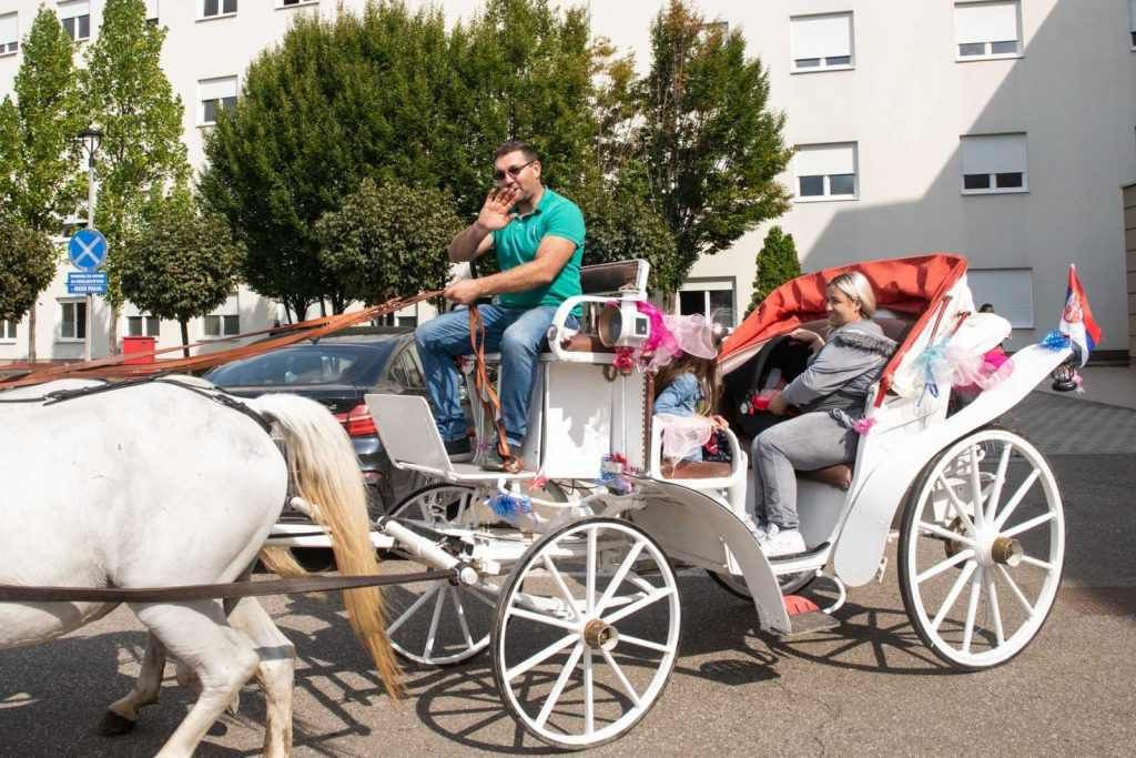 Tata po mamu i bebu došao bijelom kočijom
