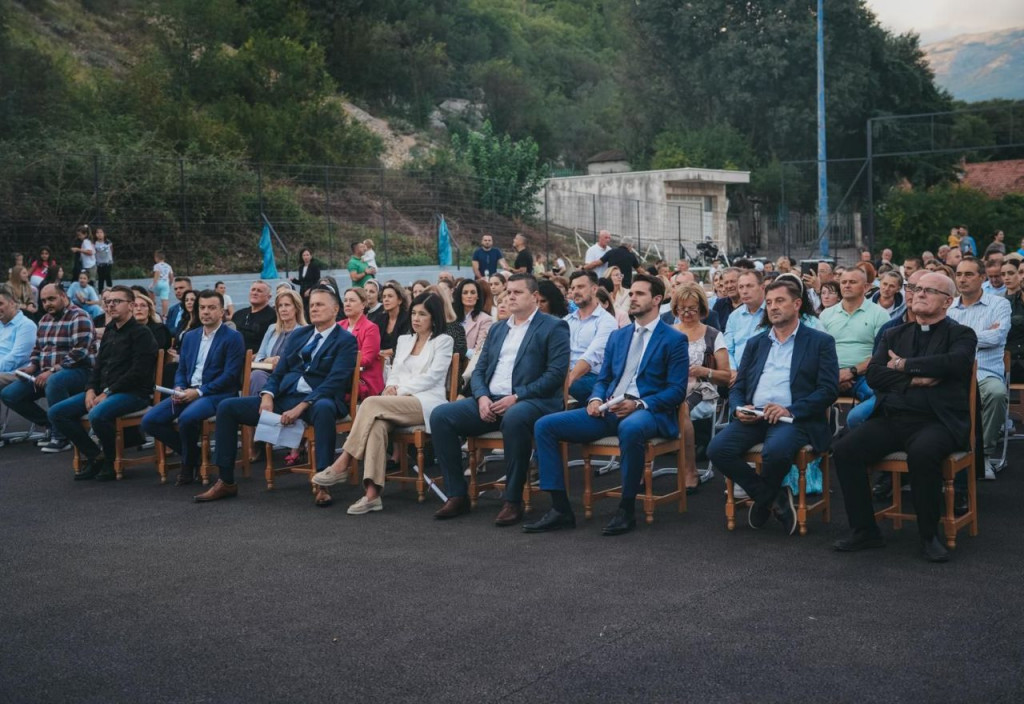 Ceremonija otvaranja škole u Vojnu