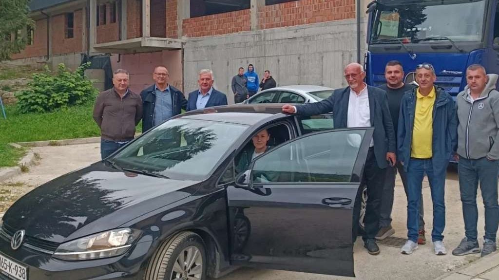 Gospodarstvenici iz Gruda ženi koja je spašavala ljude u poplavama kupili novi automobil