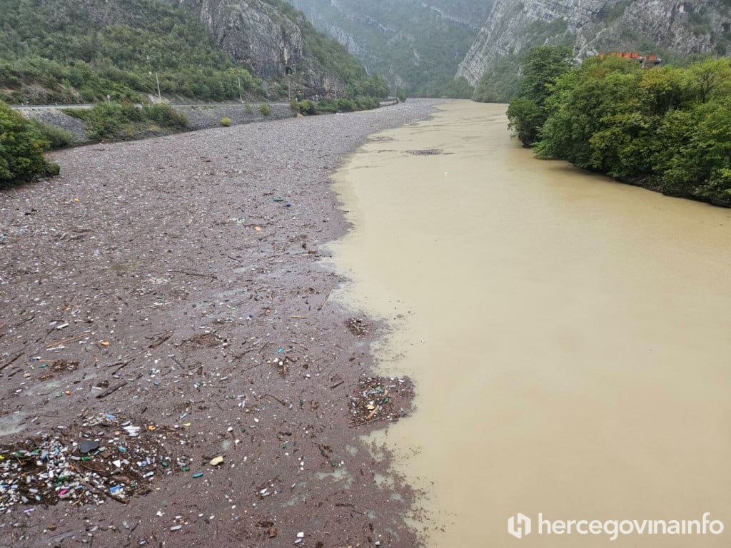 Neretva, most Begića i Begovića smeće, poplave