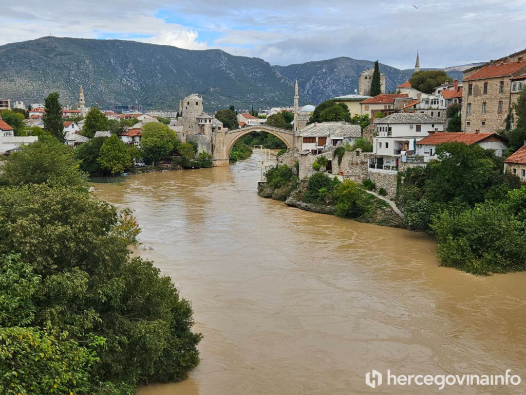 Prljava i zamućena Neretva Mostar