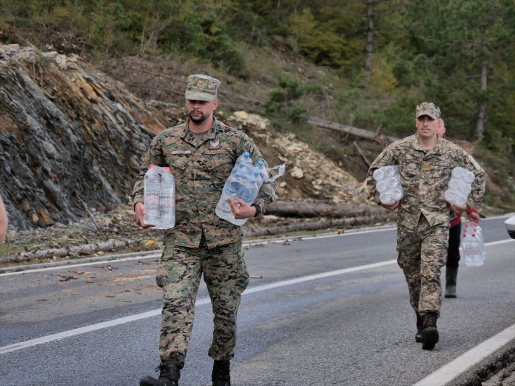 Vojska nosi vodu unesrećenima