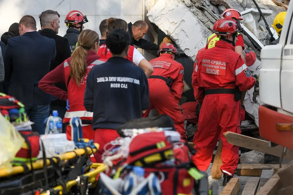 Djevojčica i žena izvučene ispod ruševina. Hitno prevezene u Klinički centar