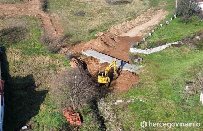 Nelegalni most u Blagaju u koritu potoka Posrt