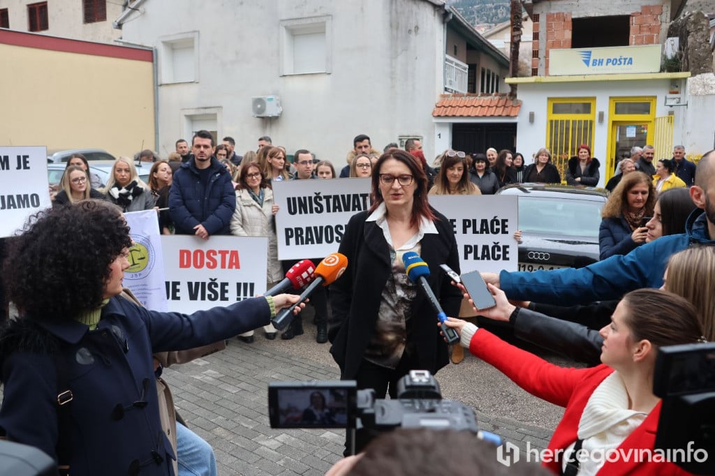 prosvjed sindikata pravosuđa ispred Općinskog suda Mostar