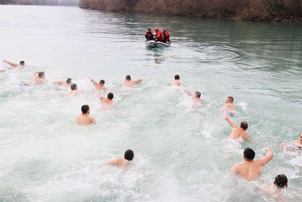 plivanje za časni krst u Neretvi